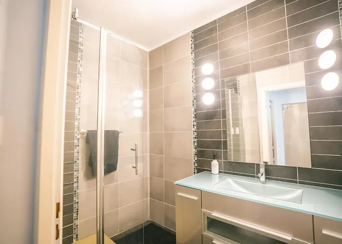 Luxueux-climatisation-3 Chambres-2sdb-garage -aj Daire *